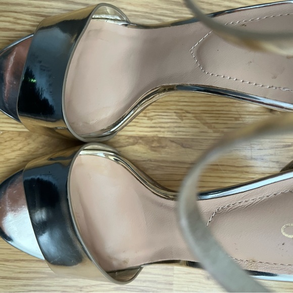 Stunning gold high heels - Picture 3 of 8